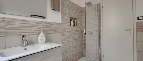 Bruser, hårtørrer, bidet, håndklæder