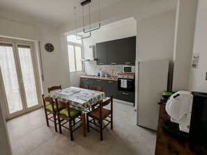 Fridge, microwave, oven, stovetop - Apartment Missori:Comfort within walking distance of Duomo and Mercato Storico, free park. (Catania)