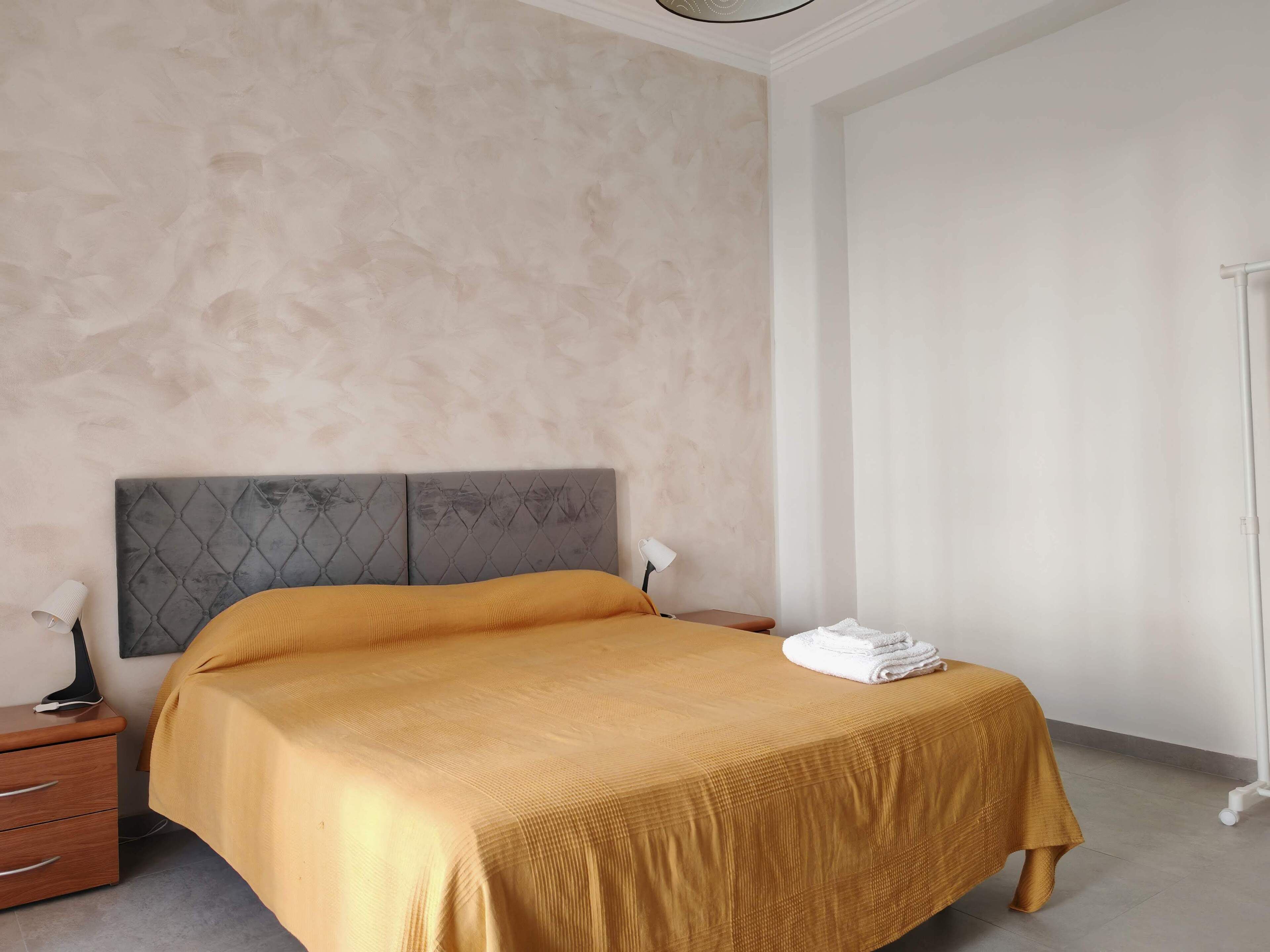 2 Schlafzimmer, Schreibtisch, Bügeleisen/Bügelbrett, Reisekinderbett