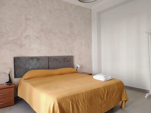 2 chambres, bureau, fer et planche à repasser, lit parapluie