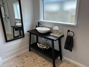 Haartrockner, Handtücher, Seife, Toilettenpapier
