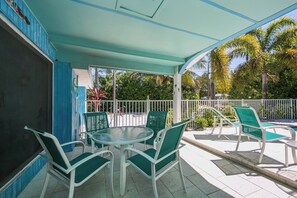 Outdoor dining - Blue Mermaid Beach Bungalow (Anna Maria)