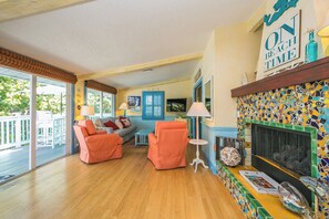 Living area - Blue Mermaid Beach Bungalow (Anna Maria)