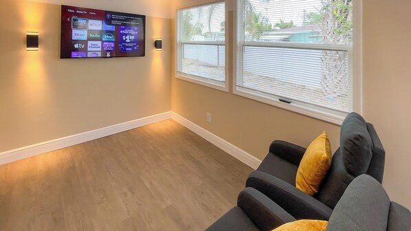 Classic Studio (Alligator) | Living area