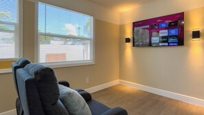 เบสิกสตูดิโอ (Swan) | บริเวณนั่งเล่น