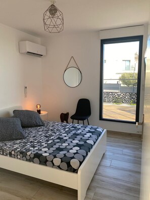 3 habitaciones, tabla de planchar con plancha y cuna de viaje 