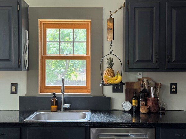 冷蔵庫、電子レンジ、オーブン、コンロ