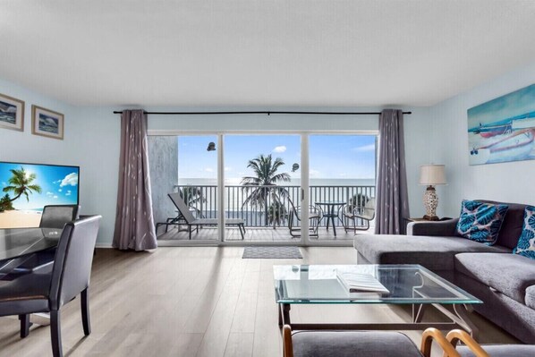 Smart TV, offices - Beachfront Escape – Private Balcony, Gulf Views, No Street to Cross, Watch the Sunset from Your Balcony (Longboat Key)