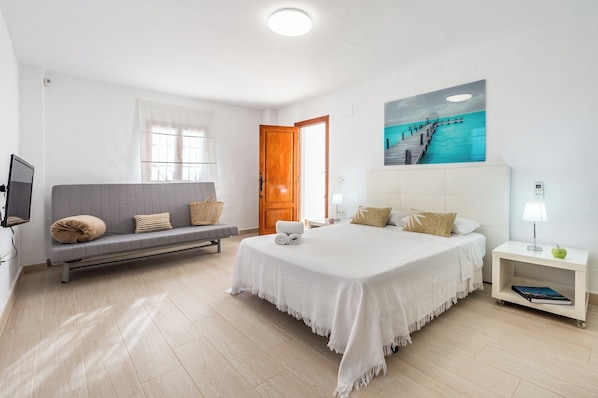 3 bedrooms, iron/ironing board, free WiFi, bed sheets
