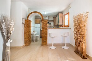 Réfrigérateur, micro-ondes, lave-vaisselle, grille-pain