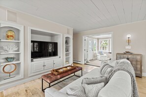 Smart-TV, Kamin, Bücher