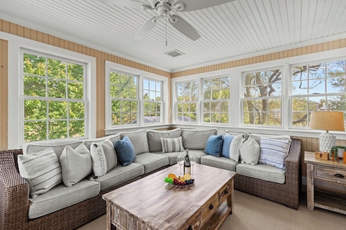 Ocean View family home, Game room, Walk to beach & Nubble Lighthouse!