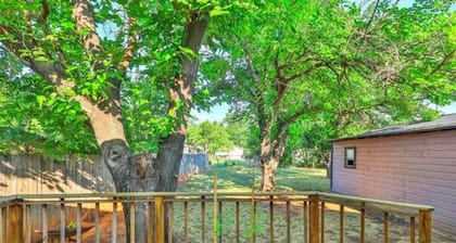 3 BD Retreat - 5 Mins from Downtown-Sleeps 12- Tx hospitality amenities!
