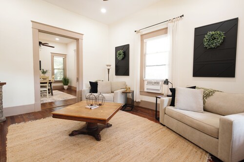 Peaceful and centrally located 2-bedroom house with AC and WiFi in Hillsboro