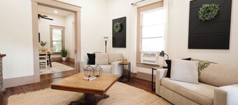 Peaceful and centrally located 2-bedroom house with AC and WiFi in Hillsboro