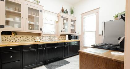Peaceful and centrally located 2-bedroom house with AC and WiFi in Hillsboro
