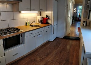 Fridge, microwave, stovetop, dishwasher
