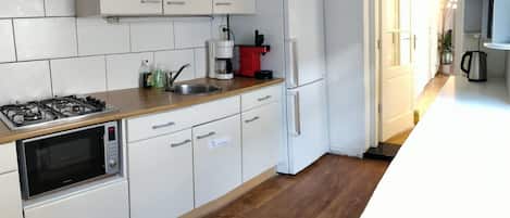 Kühlschrank, Mikrowelle, Herdplatte, Geschirrspüler