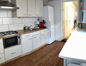 Réfrigérateur, micro-ondes, plaque de cuisson, lave-vaisselle