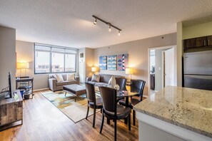 Appartement, keuken | 2 slaapkamers, een bureau, een laptopwerkplek