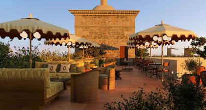 Palacio De Godoy Caceres, Curio Collection By Hilton