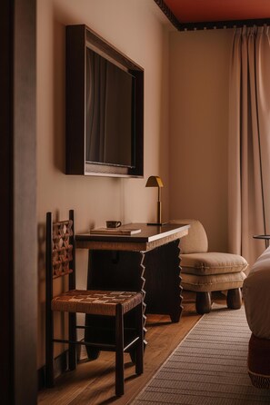Down duvets, minibar, in-room safe, desk - Palacio De Godoy Caceres, Curio Collection By Hilton (Cáceres)