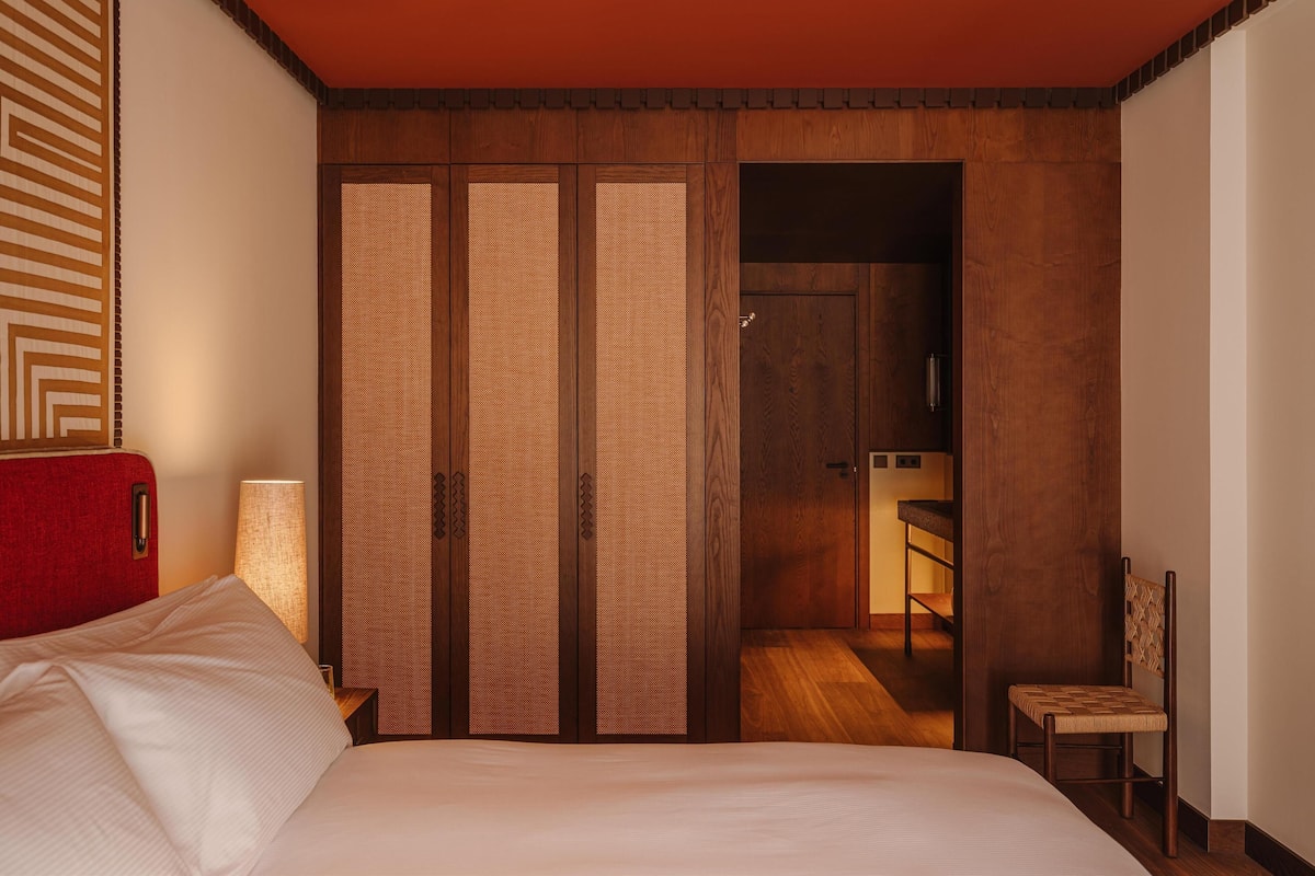 Down comforters, minibar, in-room safe, desk