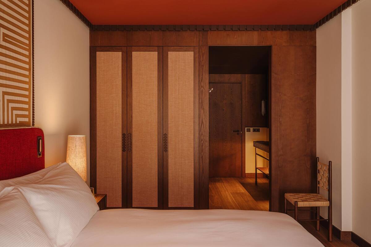 Edredón, minibar, caja de seguridad en la habitación y escritorio