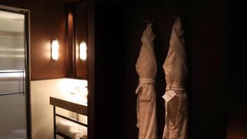 Kamer, 1 kingsize bed, balkon (Pachacamac) | Badkamer | Een douche, een regendouche, een haardroger, badjassen