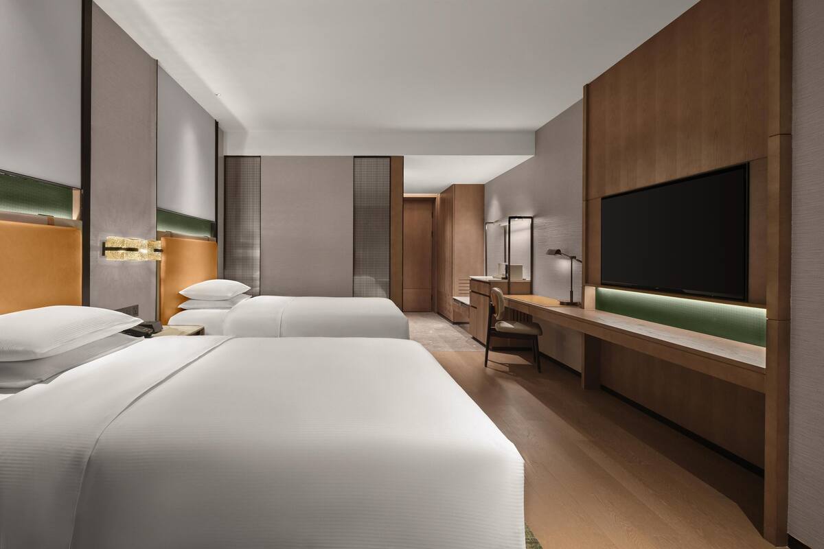 Executive Room, 2 Single Beds | Iron/ironing board