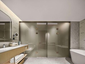 Deluxe Suite, 1 King Bed | Bathroom - Hilton Garden Inn Sanya Haitang Bay (Sanya)