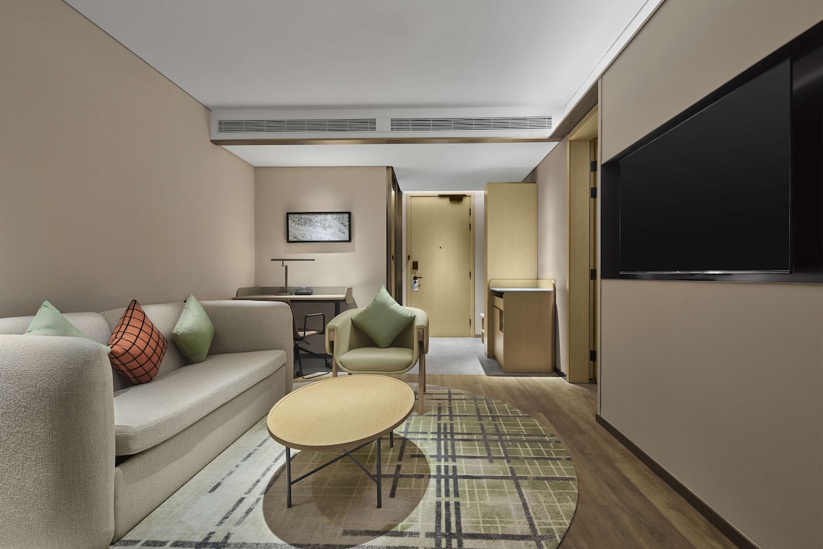 Deluxe Suite, 1 King Bed | Living area
