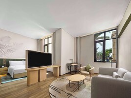 Suite, 1 Bedroom | Living area