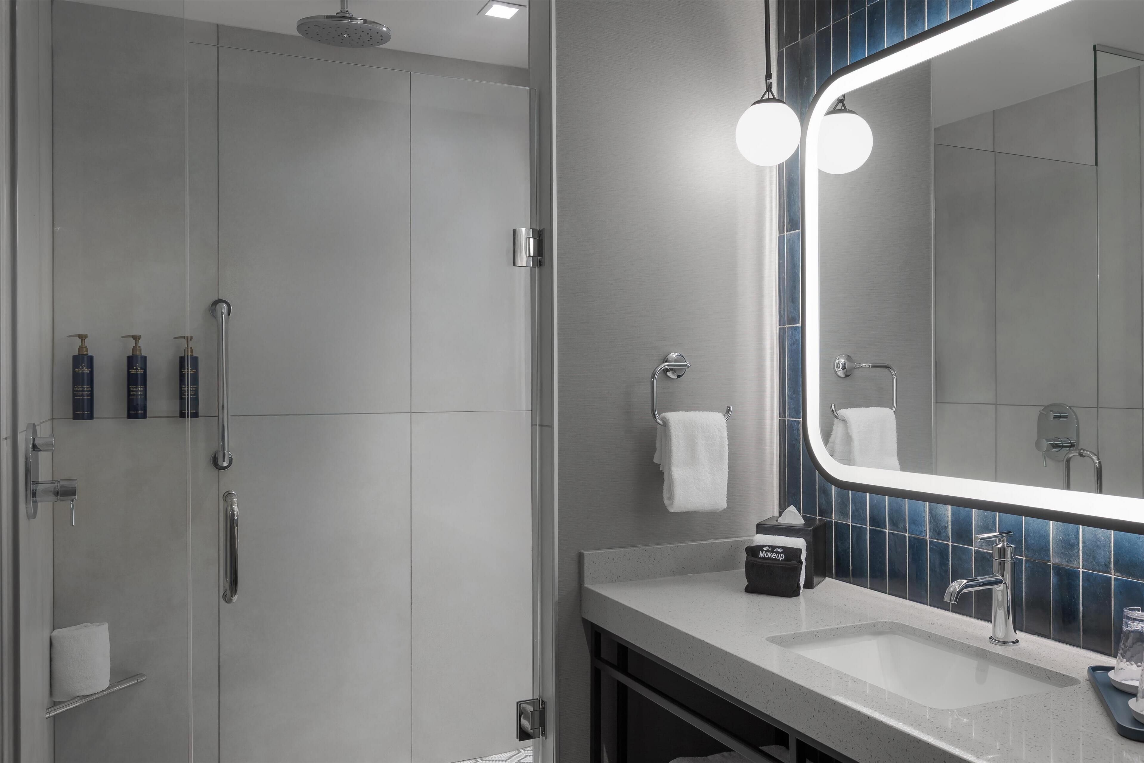 Artículos de higiene personal gratuitos, secador de pelo y toallas