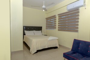 Quarto clássico | Escrivaninha, espaço de trabalho para notebook, Wi-Fi de cortesia