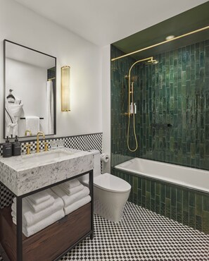 吹风机、浴袍、毛巾、肥皂