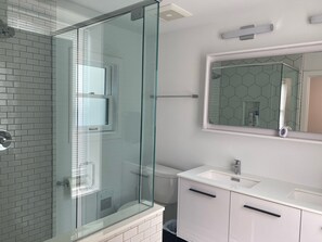 Dusche, Haartrockner, HandtĂŒcher, Toilettenpapier