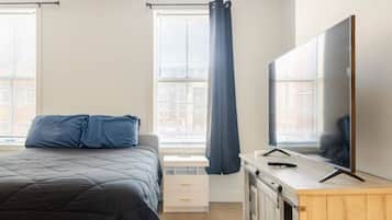 2 bedrooms, desk, iron/ironing board, WiFi
