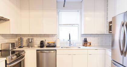 Cozy Downtown Loft: 2BR condo w/ AC, WiFi, Balcony & Free 2-car parking.