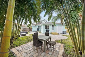 Outdoor dining - Clearwater Beach Oasis 2 Blocks to White Sand Beach (Clearwater)
