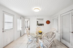 Dining - Clearwater Beach Oasis 2 Blocks to White Sand Beach (Clearwater)