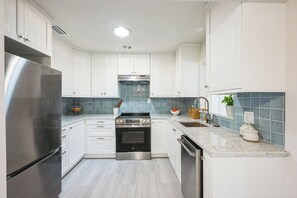 Fridge, microwave, oven, stovetop - Clearwater Beach Oasis 2 Blocks to White Sand Beach (Clearwater)