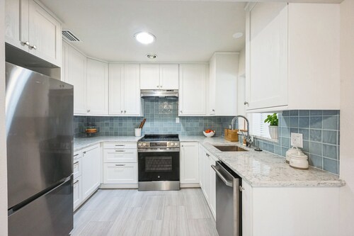 Clearwater Beach Oasis 2 Blocks to White Sand Beach