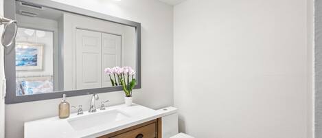 Een douche, een haardroger, handdoeken, zeep