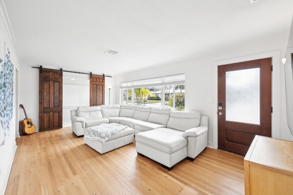 Smart TV, computer monitors - Clearwater Beach Oasis 2 Blocks to White Sand Beach (Clearwater)