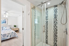 Shower, hair dryer, towels, soap - Clearwater Beach Oasis 2 Blocks to White Sand Beach (Clearwater)