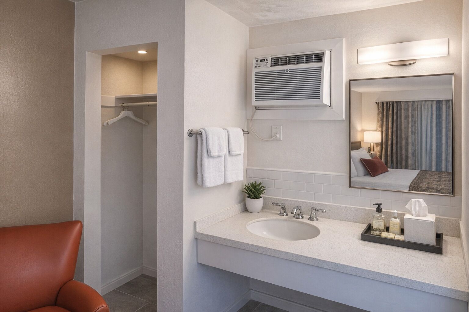 Un baño moderno con ducha, lavabo con espejo y toallero.