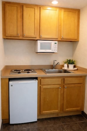 Großer Kühlschrank, Mikrowelle, Gefrierschrank, Eiswürfelbereiter