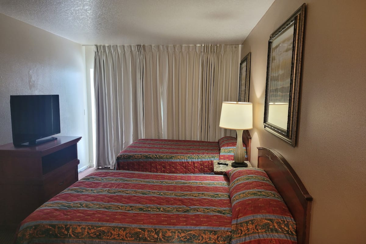 Kamar Double Standar, Boleh Merokok | Seprai premium, bantalan ekstra lembut, dan tirai kedap cahaya