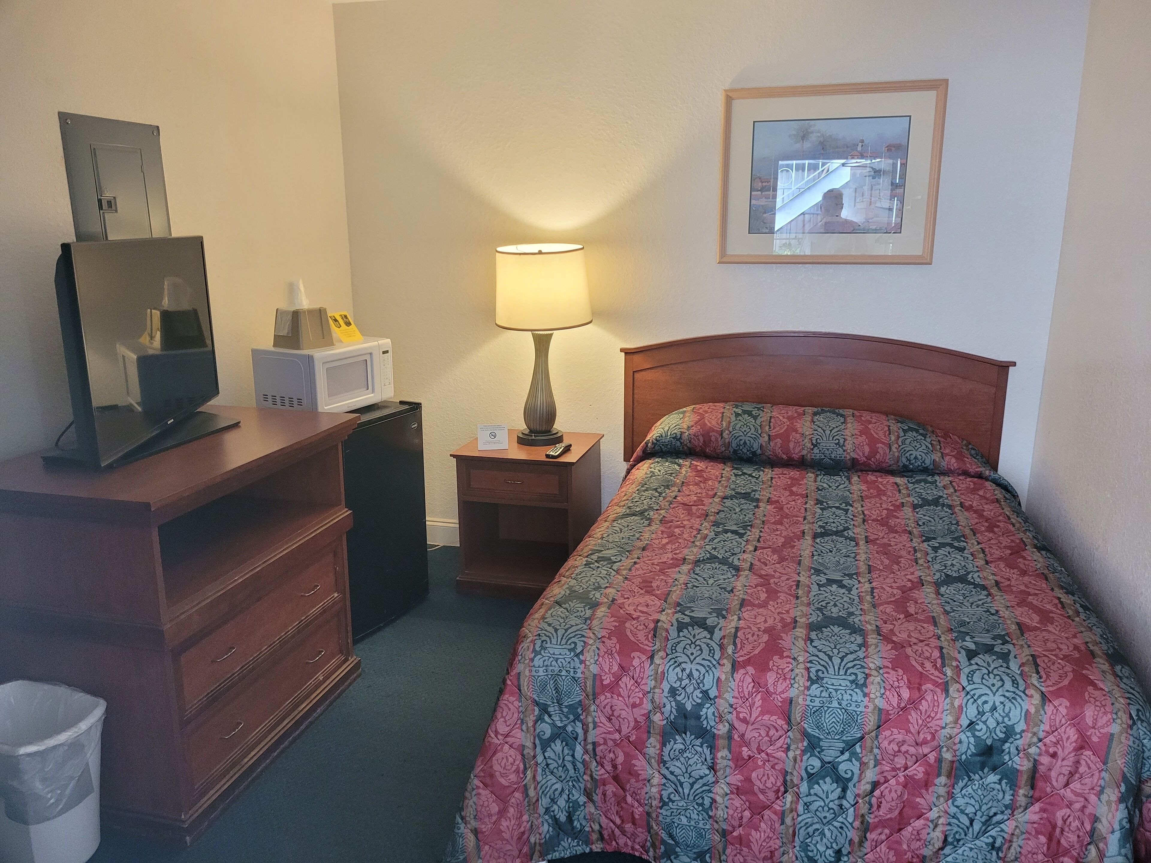 Deluxe Studio, Smoking | Premium bedding, pillow-top beds, blackout curtains, soundproofing